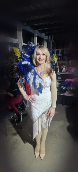 Miss Eve Travestie – 08 backstage weiss