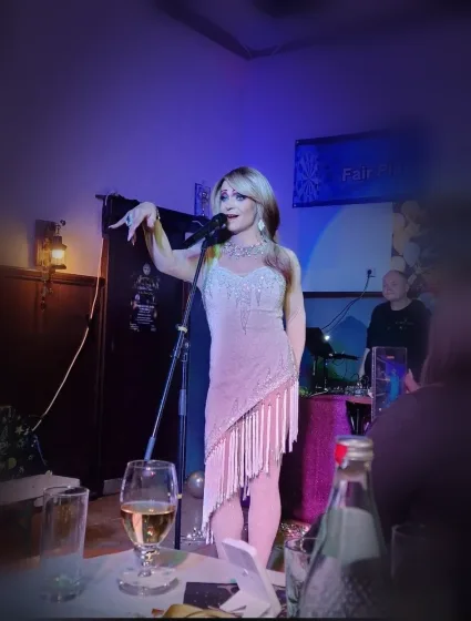 Miss Eve Travestie – 03 buehne gesang
